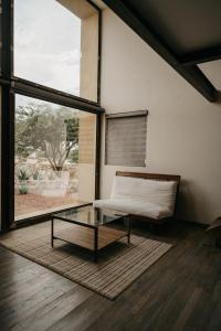 een woonkamer met een bank en een glazen tafel bij Mineral del Cielo in Mineral de Pozos