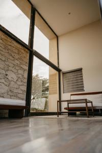 Zimmer mit einer Bank und einem großen Fenster in der Unterkunft Mineral del Cielo in Mineral de Pozos