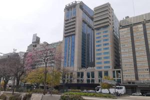 een groep hoge gebouwen in een stad bij Buenos Aires Marriott in Buenos Aires