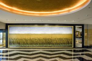 uma grande pintura de um campo de trigo em um lobby em Buenos Aires Marriott em Buenos Aires