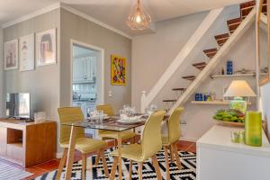 ein Esszimmer mit einem Glastisch und gelben Stühlen in der Unterkunft Porto Santo Pip House, a Home in Madeira in Porto Santo + 31 Fotos