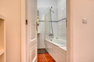ein Badezimmer mit Dusche und Badewanne in der Unterkunft Porto Santo Pip House, a Home in Madeira in Porto Santo