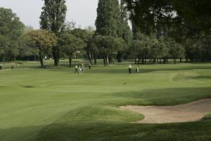 a group of people playing golf on a golf course at Hotel Russo Palace in Venice-Lido