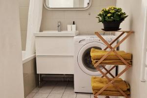 a laundry room with a washing machine and a sink at Appart Cosy & Spacieux-Métro7 Louis-Aragon+Parking in Vitry-sur-Seine