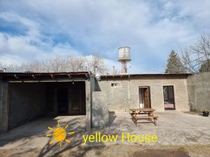 una casa amarilla con un sol amarillo encima en Yellow House en San Rafael