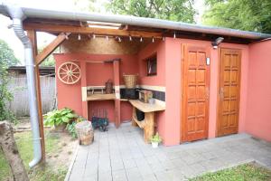 a small kitchen in a pink house with aestead at Karavan Sturovo in Štúrovo