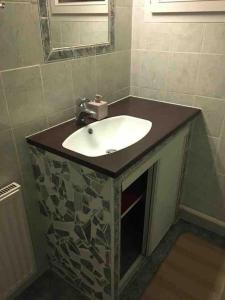 een badkamer met een wastafel en een spiegel bij Villa Bonheur secteur Blagnac 9 pers Netflix Wifi in Mondonville