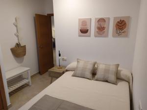 A bed or beds in a room at ATICO A 3 KM DE SANXENXO CON PISCINA Y GARAJE