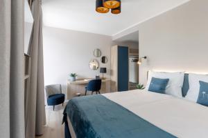 アスコナにあるLiving Ascona Boutique Hotel - Smart Hotelのベッドとデスクが備わるホテルルームです。