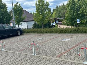 um parque de estacionamento com um carro estacionado nele em SGIGOLF Apartments No3 No2 em Wejherowo