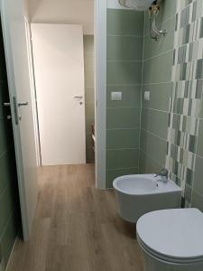 un bagno con un water e un lavandino di Alghero Experience ad Alghero