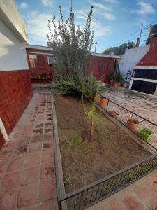 a garden in the middle of a house at Valentino Apart I in Jesús María