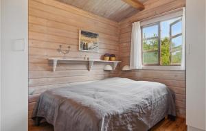 Schlafzimmer mit einem Bett und einem Fenster in der Unterkunft Lovely Home In Humble With Kitchen in Humble