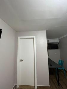 eine weiße Tür in einem Zimmer mit einem Tisch in der Unterkunft Cobertura in Florianópolis
