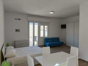 un soggiorno con divano e sedia blu di Alghero Experience ad Alghero