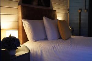 En eller flere senger på et rom på West Wicklow Glamping with Hot Tub