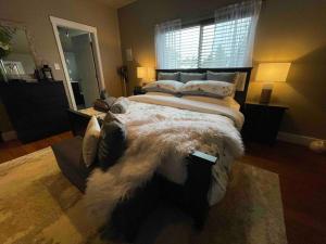 een slaapkamer met een groot bed in een kamer bij Cozy loft in Upper Gibsons in Gibsons