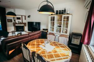 - une salle à manger avec une table et des chaises dans l'établissement Vila Odmor, 