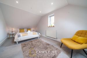 1 dormitorio con 1 cama, 1 silla y 1 alfombra en Loft Living by Lawsons en Windsor