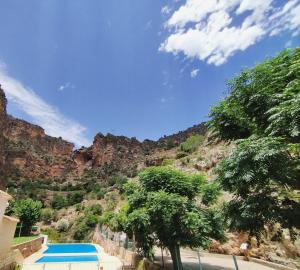 una piscina frente a una montaña en Casa Rural Celia, en Ayna
