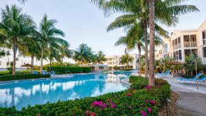 basen w ośrodku z palmami i kwiatami w obiekcie 705 Mariners Club w mieście Key Largo