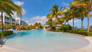 una gran piscina con palmeras en un complejo en 122 Mariners Club, en Cayo Largo