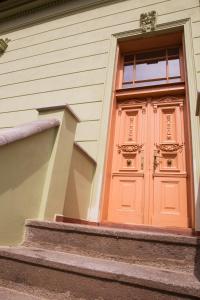 eine orangefarbene Tür an der Seite eines Hauses in der Unterkunft Ubytování U Vladaře in Velhartice