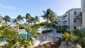 a view of the pool at the resort at 409 Mariners Club in Key Largo