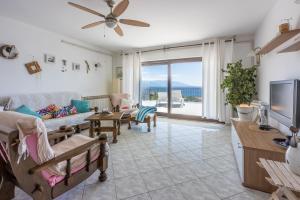 Μια τηλεόραση ή/και κέντρο ψυχαγωγίας στο Apartments Aneta