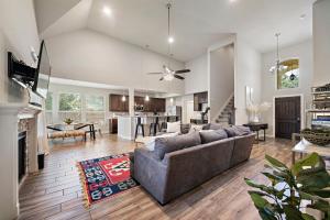 a living room with a couch and a kitchen at City Getaway Yard Bbq Games Wifi Pets Ok in Houston