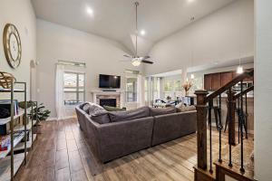 a living room with a couch and a table at City Getaway Yard Bbq Games Wifi Pets Ok in Houston