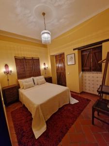 Casa do Avô Lopes في تومار: غرفة نوم بسرير كبير في غرفة