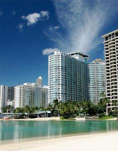 檀香山的住宿－Ilikai Hotel Condo with Kitchen and Ocean View，享有带海滩和建筑的城市美景