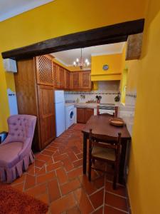 una pequeña cocina con mesa y silla en Casa do Avô Lopes, en Tomar