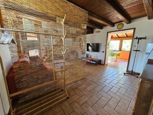 un salon avec un grand mur en briques dans l'établissement "La casetta" indipendente, con ampio spazio verde, à Fontechiari