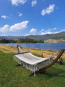 uma rede sentada num campo junto a um lago em VIP Complex em Sarnitsa