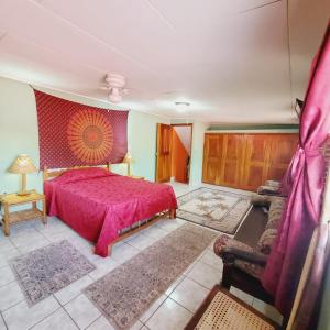 グラナダにあるCasa608のベッドルーム(赤いベッド1台、ソファ付)