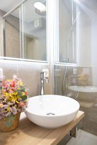 y baño con lavabo blanco y ducha. en House of Blooms en Fulda