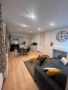 Posezení v ubytování Coin de paradis avec spa illimité en plein centre Avranches