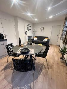 Posezení v ubytování Coin de paradis avec spa illimité en plein centre Avranches + 22 fotografií