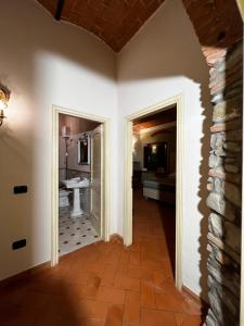 um corredor com duas portas que levam a uma casa de banho em A.G. Rooms in casa colonica em Vaiano