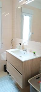 ポンフェラーダにあるXOXO - Encinaのバスルーム(洗面台、鏡付)