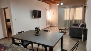 una sala de estar con una mesa y un sofá en Caminos del vino !!!!, en Coquimbito
