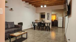 una sala de estar con un sofá y una mesa en Caminos del vino !!!!, en Coquimbito