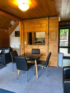 ein Esszimmer mit einem Tisch und Stühlen in der Unterkunft Dakune Chill - The Chalet in Ohakune