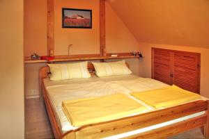 HohendorfFerienwohnungen im Altbauernhaus的一间卧室配有一张带黄色床单的大床