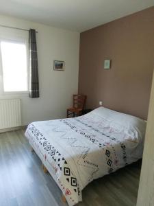 Ένα ή περισσότερα κρεβάτια σε δωμάτιο στο Maison en Béarn