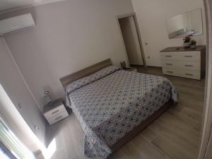 ein kleines Schlafzimmer mit einem Bett und einer Kommode in der Unterkunft La Perla in Castel San Giorgio