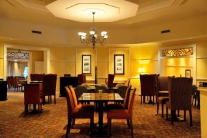 a dining room with a table and chairs at Southern Sun Bloemfontein in Bloemfontein +38 photos