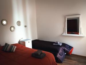 uma sala de estar com duas camas e uma janela em Santa Rosa em Córdoba